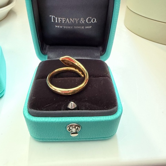 NEW Tiffany & Co. Elsa Peretti snake ring in 18k yellow gold - Picture 2 of 4